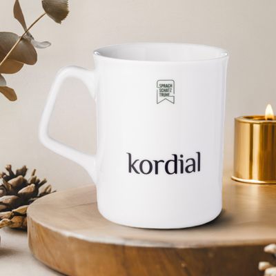 Vorderansicht der Kordial-Tasse von Sprachschatztruhe – stilvolle Porzellantasse, inspiriert von Herzlichkeit und Wärme - perfekt als Geschenk für Frauen