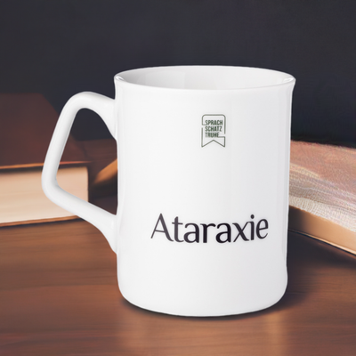 Vorderansicht der Ataraxie Definition Tasse von Sprachschatztruhe – elegante Porzellantasse mit minimalistischem Design - perfekt als Geschenk für Freunde