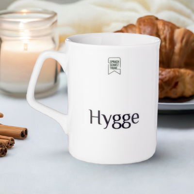 Vorderansicht der Hygge-Tasse von Sprachschatztruhe – stilvolle Porzellantasse im skandinavischen Design - perfekt als Geschenk für Freundin