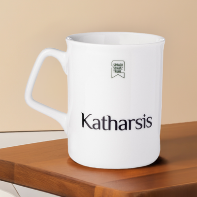 Vorderansicht der Katharsis-Tasse von Sprachschatztruhe – minimalistische Porzellantasse, inspiriert von Klarheit und innerer Reinigung - perfekt als Geschenk.