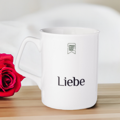 Vorderansicht der Liebe-Tasse von Sprachschatztruhe – stilvolle Porzellantasse mit minimalistischem Design, inspiriert von der Kraft der Liebe