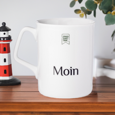 Vorderansicht der Moin Definition Tasse aus Porzellan von Sprachschatztruhe – stilvolle Tasse mit nordischem Charme