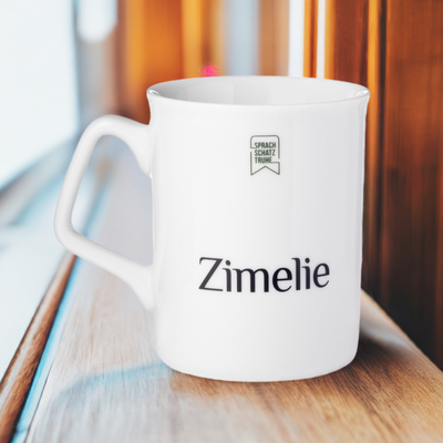 Vorderansicht der Zimelie Definition Tasse von Sprachschatztruhe – stilvolle Porzellantasse mit einem einzigartigen Design, ideal für den täglichen Gebrauch